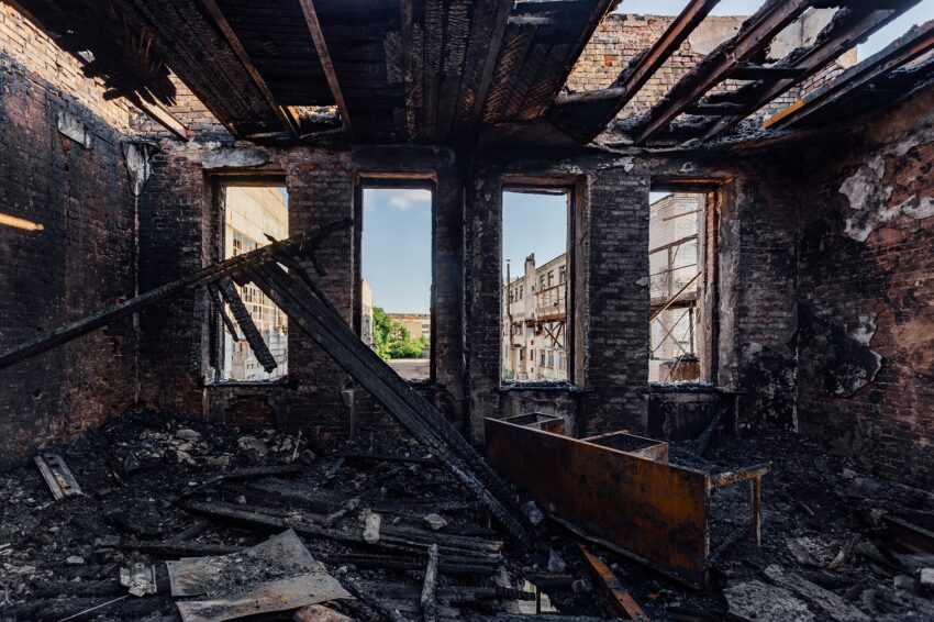 Jak zweryfikować stan techniczny budynku po pożarze?