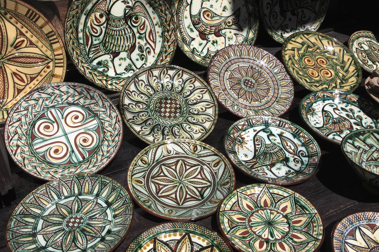 Ceramika bolesławiecka z outletu – czy to się opłaca?