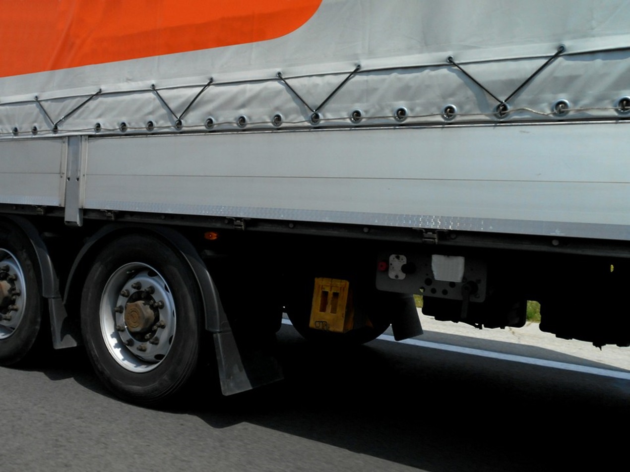 Z jakich materiałów są produkowane plandeki na TIR-y?