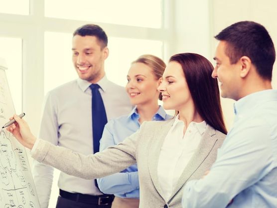 Korzyści ze szkoleń biznesowych dla osób rozpoczynających działalność – klucz do sukcesu na rynku